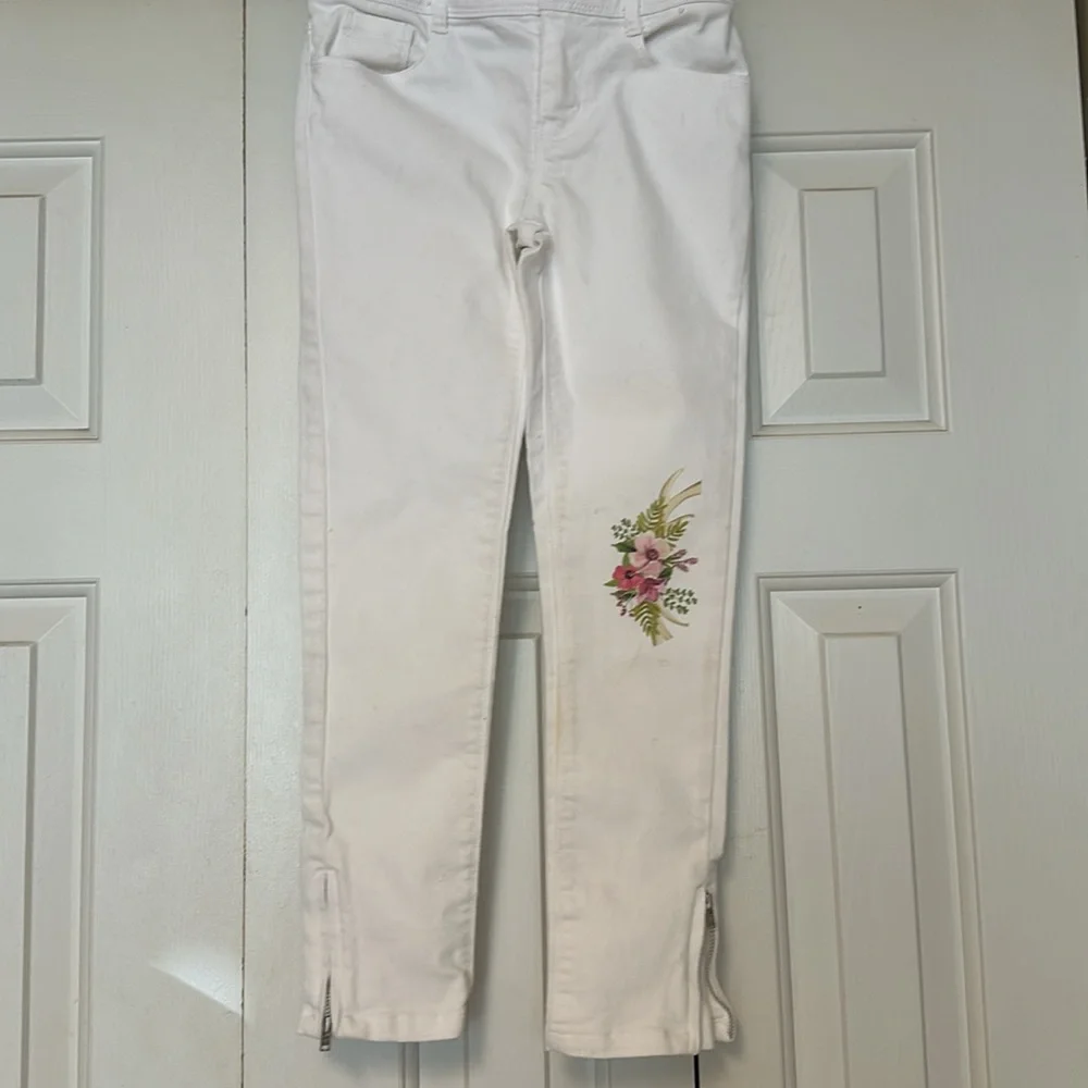 GYMBOREE white size 7 girls jeans.